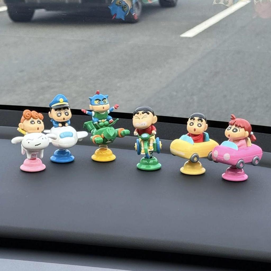 Ozdoba na deskę rozdzielczą samochodu Crayon Shin-chan – Urocza dekoracja z kreskówki i prezent redukujący stres