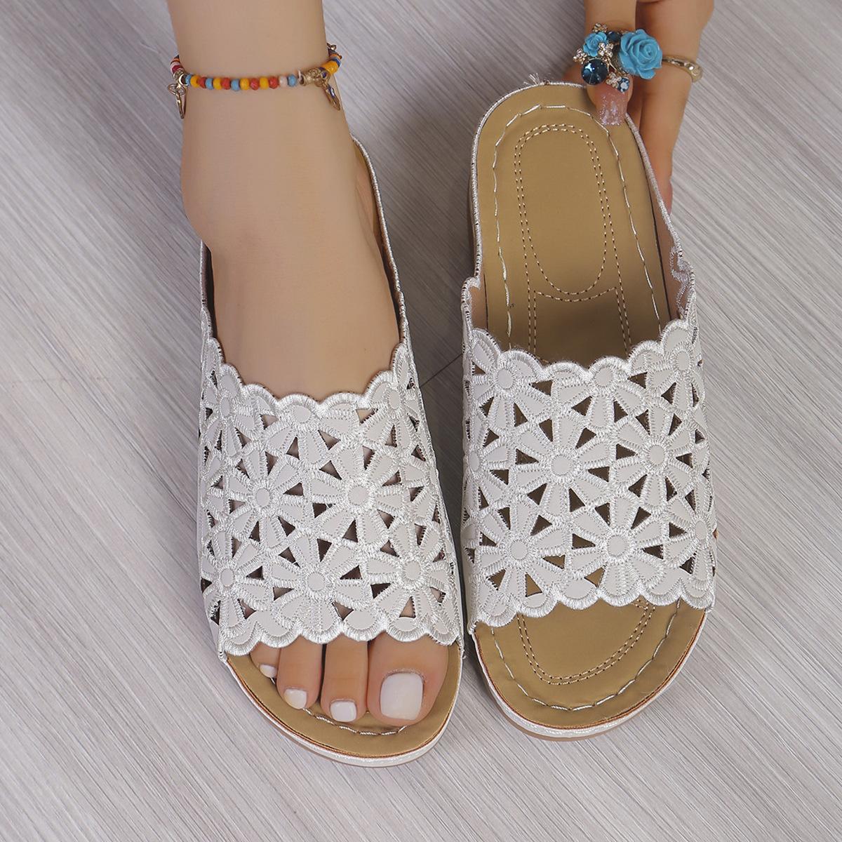 

Элегантные женские босоножки с цветочным принтом и удобным дизайном – стильные универсальные шлепанцы на танкетке с ажурным вырезом для повседневной носки и пляжного образа 35EU/CN36 серебряный