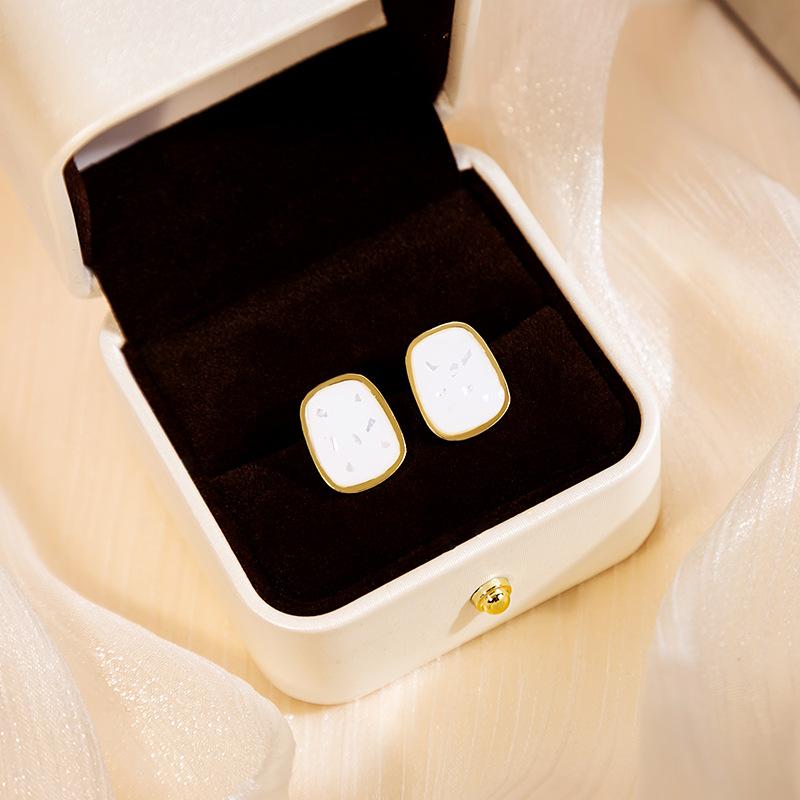 

Минималистичные кремово-белые геометрические серьги-гвоздики с ноткой элегантности белый