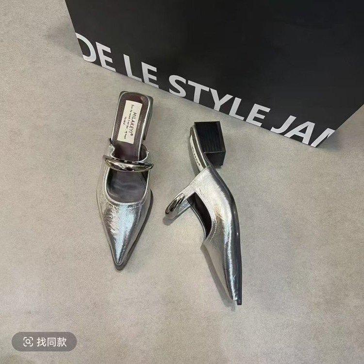 

Одна педальная сумка голова и полутапочки женские новые летние толстый каблук острый носок металлическая пряжка удобные прохладные тапочки 34 серебряный