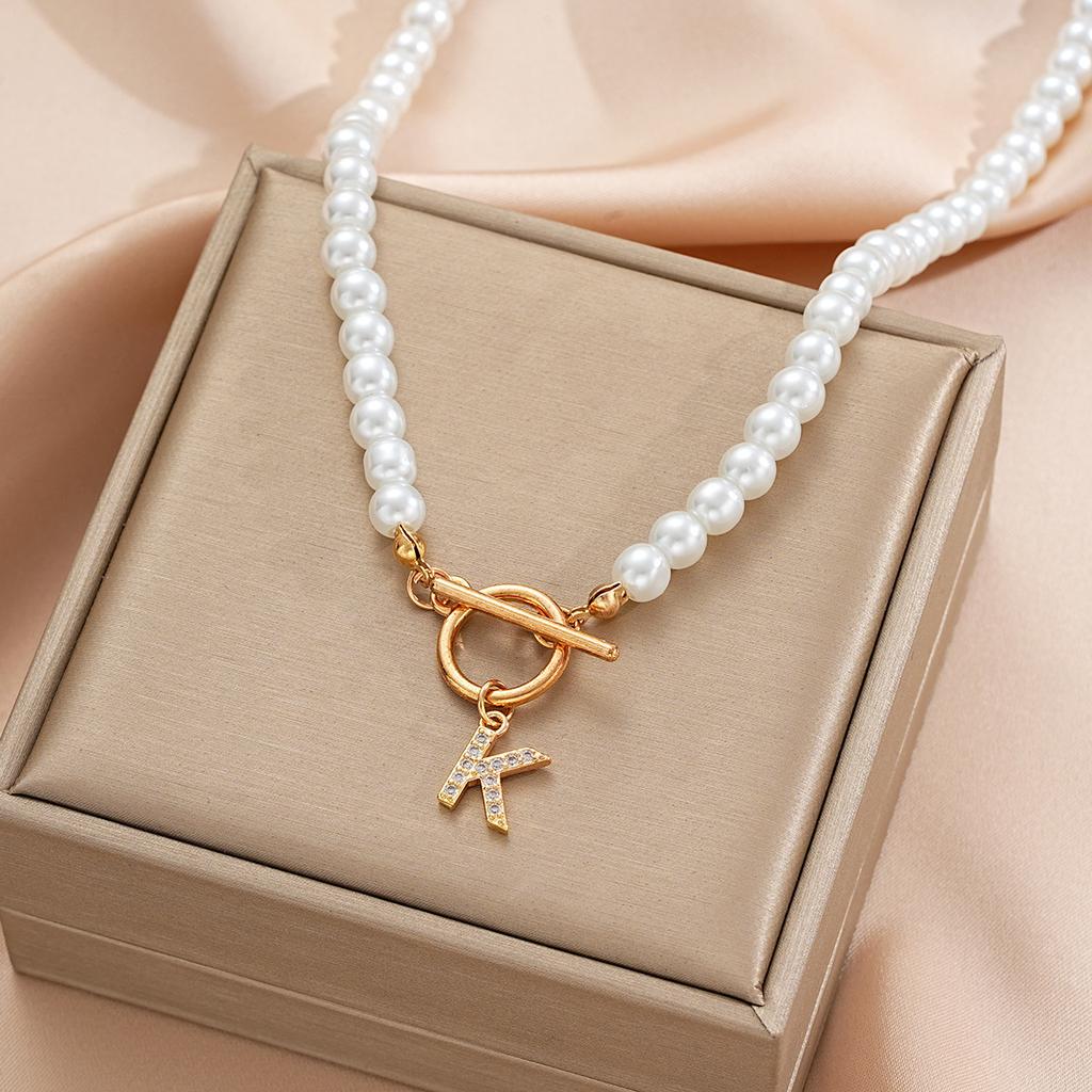 Hot-selling pearl chain OT buckle necklace, diamond-set 26-letter pendant, collarbone chain, name necklace.