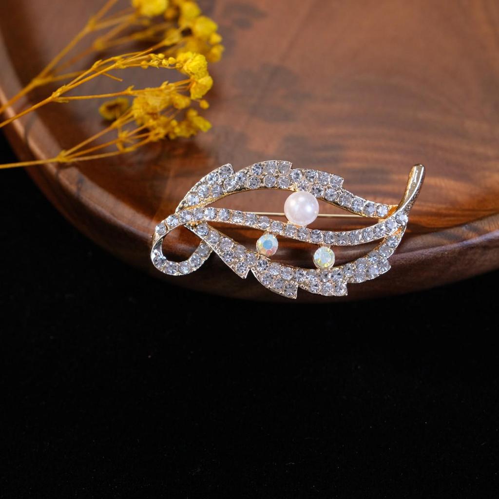 European & American Retro Gold Leaf Pearl Brooch - Fashionable, Versatile, Anti-Exposure Accessory