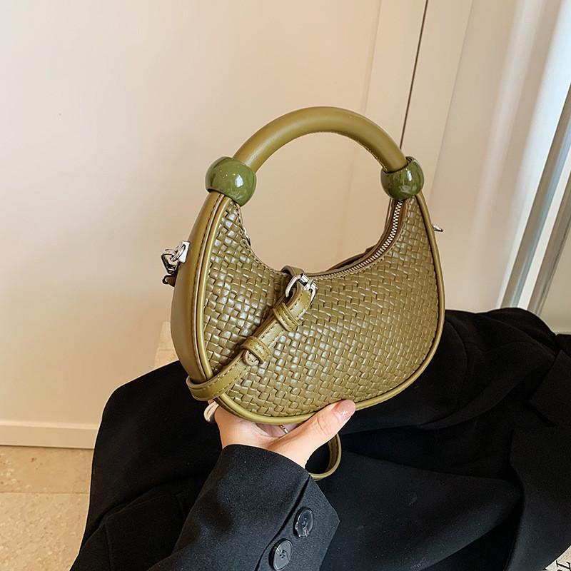 IELGY Retro Woven Messenger Bag Niche Design Portable Commuter Dumpling Bag