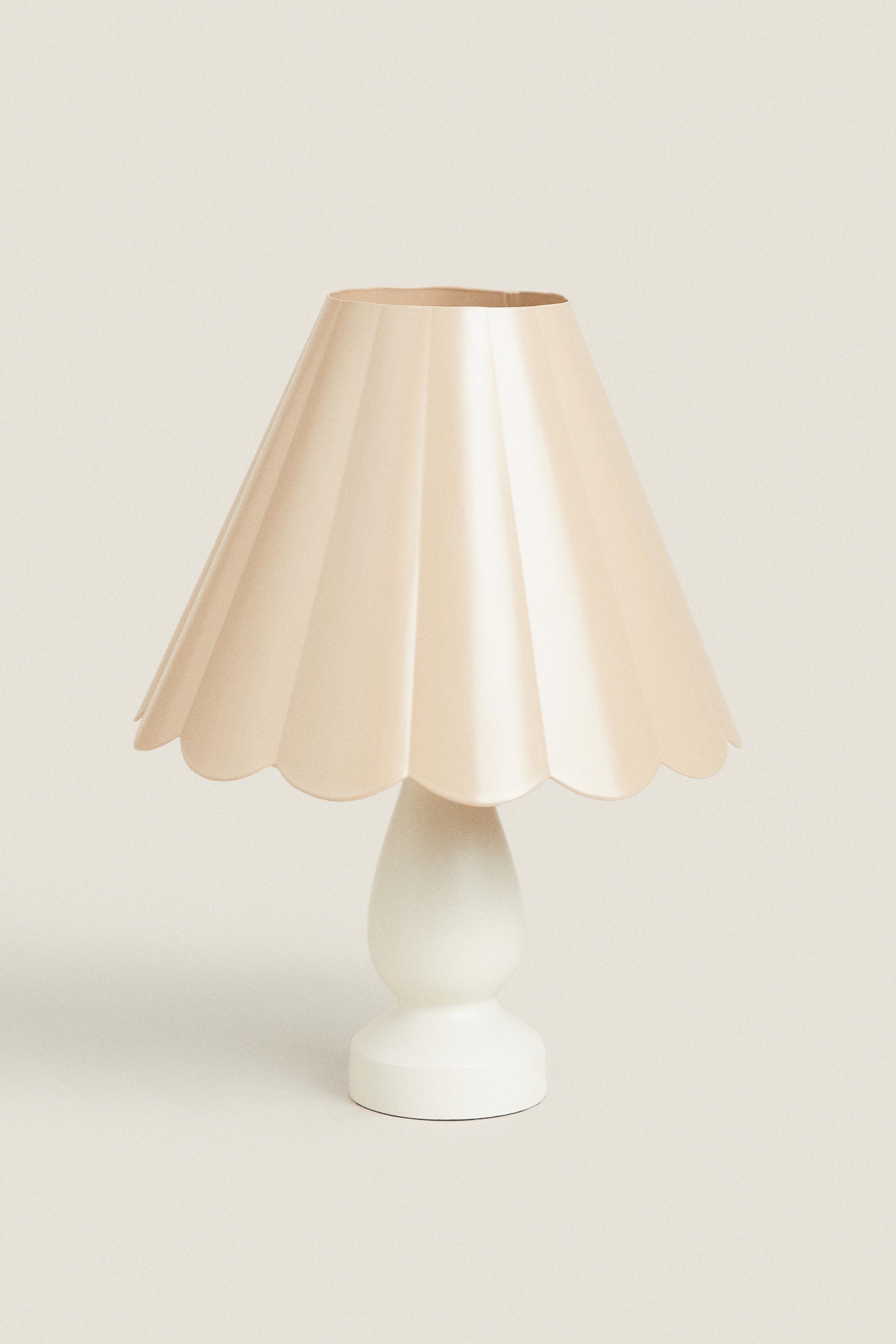 

SCALLOPED METAL LAMP