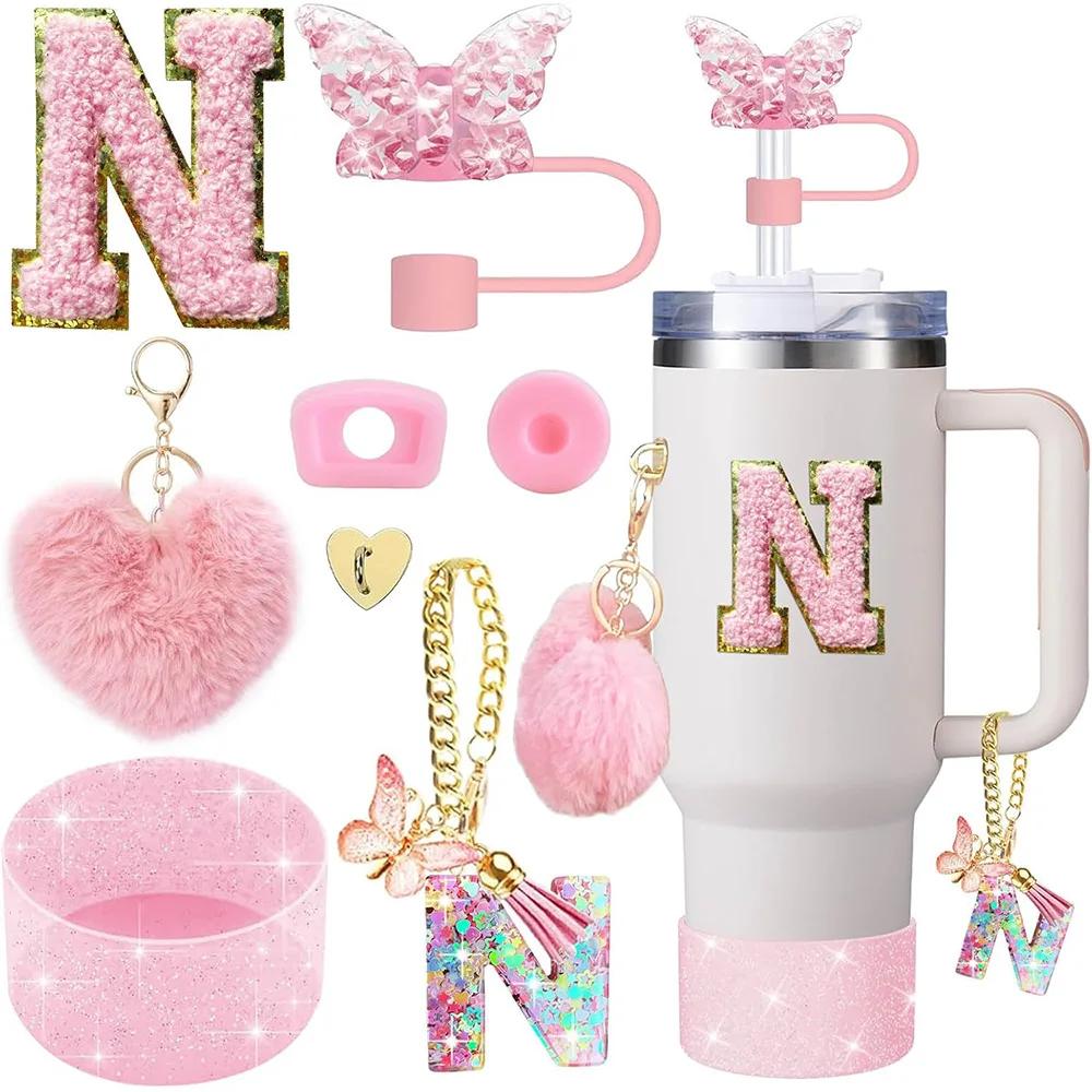 8 Pezzi Accessori per Tazza per Stanley Cup 30oz 40oz Include Coperchio Tappo Cannuccia a Farfalla Piedino in Silicone Maniglia Ciondolo Adesivo con Iniziali