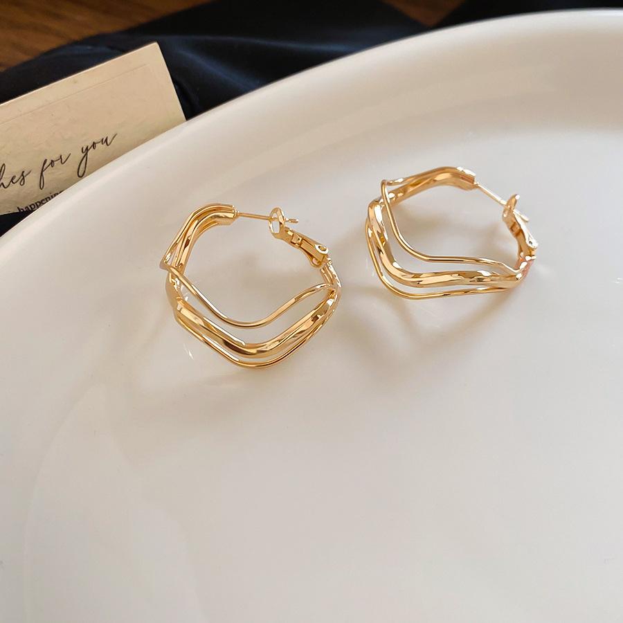 

Multi-layer Twisted Metalic Hoop Earrings Irregular Circular Waves Earrings Woman Punk European and American Accessories Party K золотистий