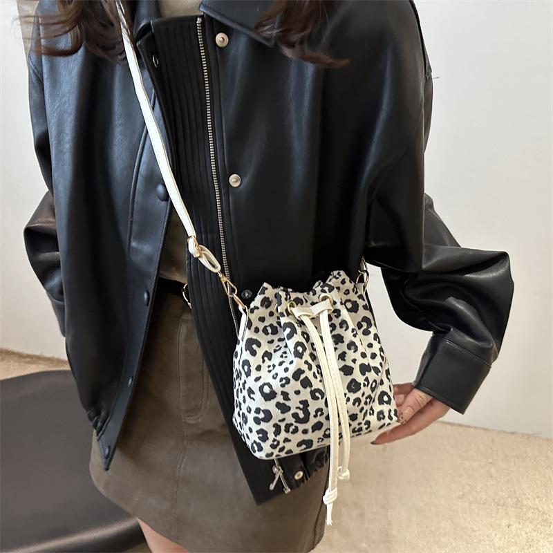 Niche design leopard print pump belt bucket bag messenger bag women's new popular versatile portable pleated shoulder bag