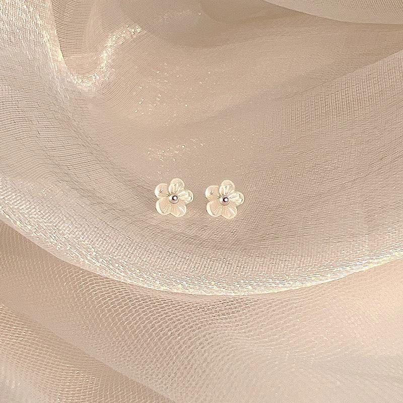 S925 Sterling Silver Small Flower Stud Earrings for Women - Elegant Forest Style, Perfect for Students and Everyday Wear.