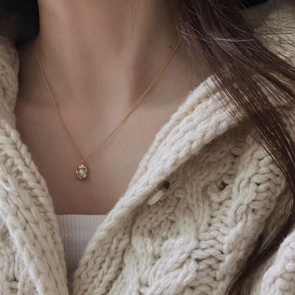 Nickel Silver & Gold-Plated Pearl Pea Necklace - Versatile French Clavicle Chain with Gold Pendant for Fashionable Sweaters