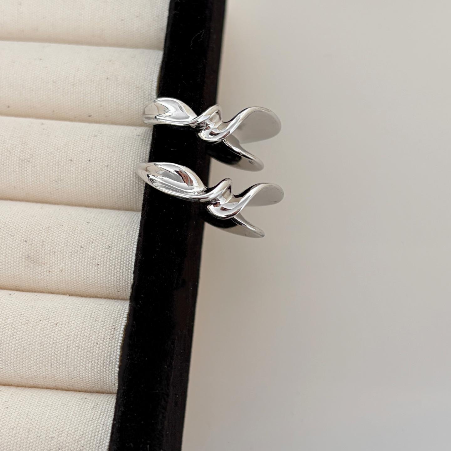 2025 Elegant Retro C-Shaped Twist Earrings: Luxurious, Versatile, High-End European & American Style