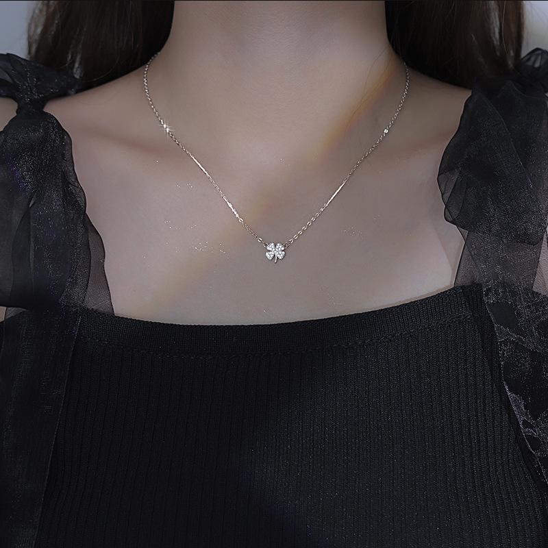 Korean Four-Leaf Clover Clavicle Necklace: Elegant, Fashionable 2022 Design