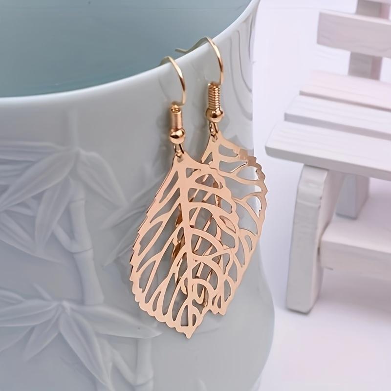 An Elegant Pair of Leaf Shaped Hanging Earrings for Women, Versatile Earrings for Daily Wear, Eye-catching and Exquisite Accessories for Gatherings