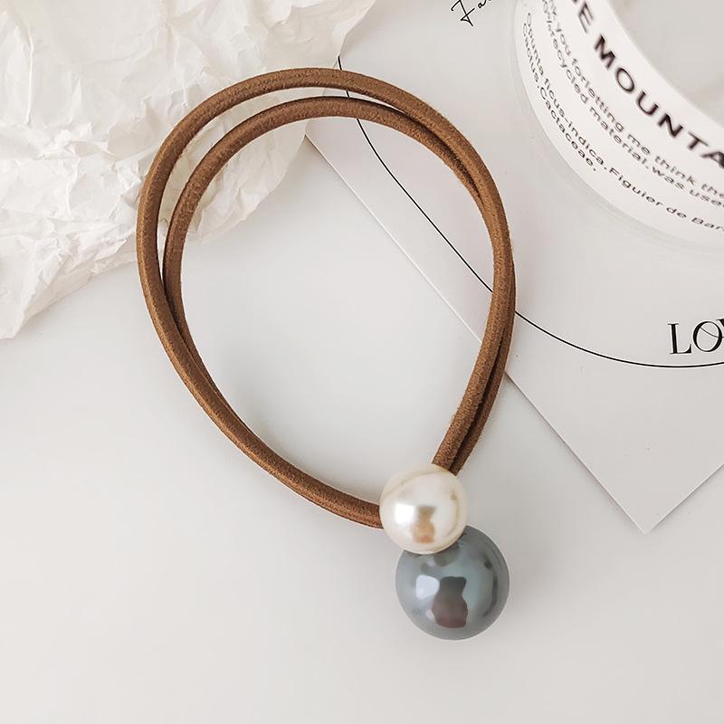 

Элегантная двухслойная резинка для волос с жемчугом и кожаным чехлом