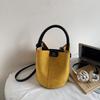 Premium Retro Small Bag Women's New Versatile Messenger Bag Fashionable Portable Bucket Bag