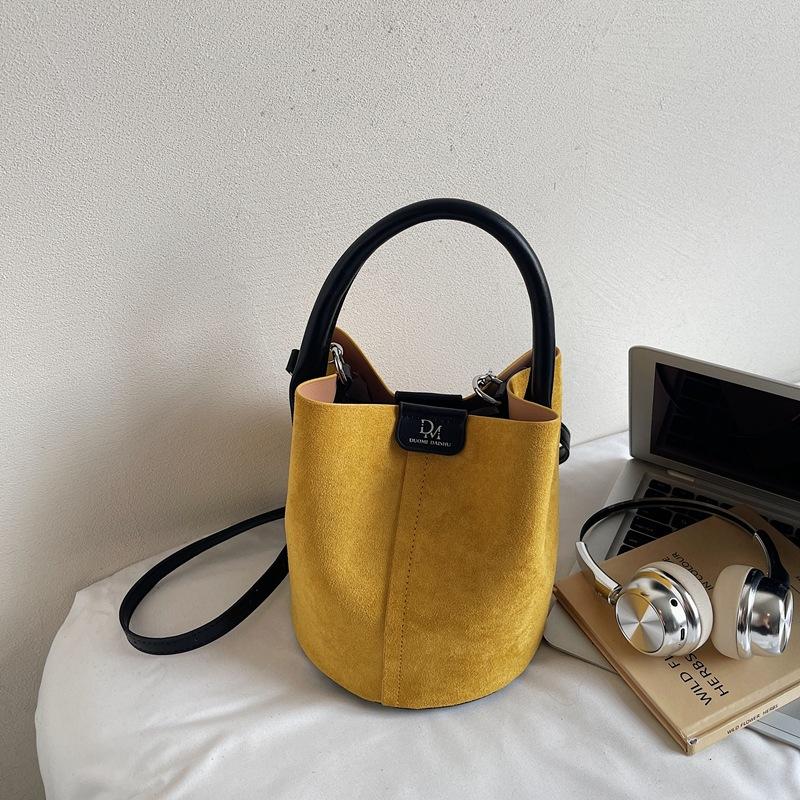 Premium Retro Small Bag Women's New Versatile Messenger Bag Fashionable Portable Bucket Bag