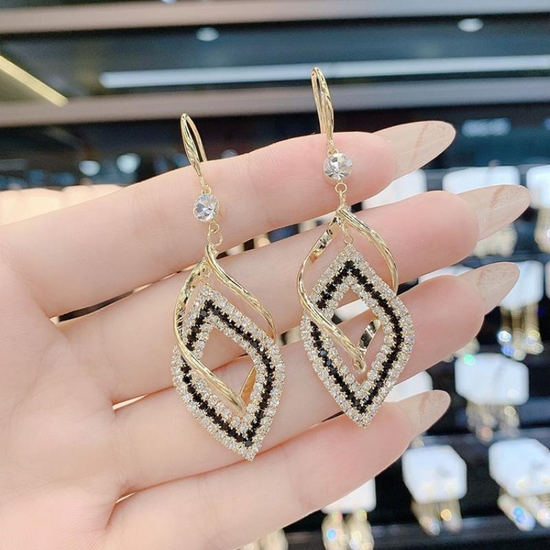 New Earrings with Female Personality, High-end Temperament, Versatile Diamond Earrings and Earrings