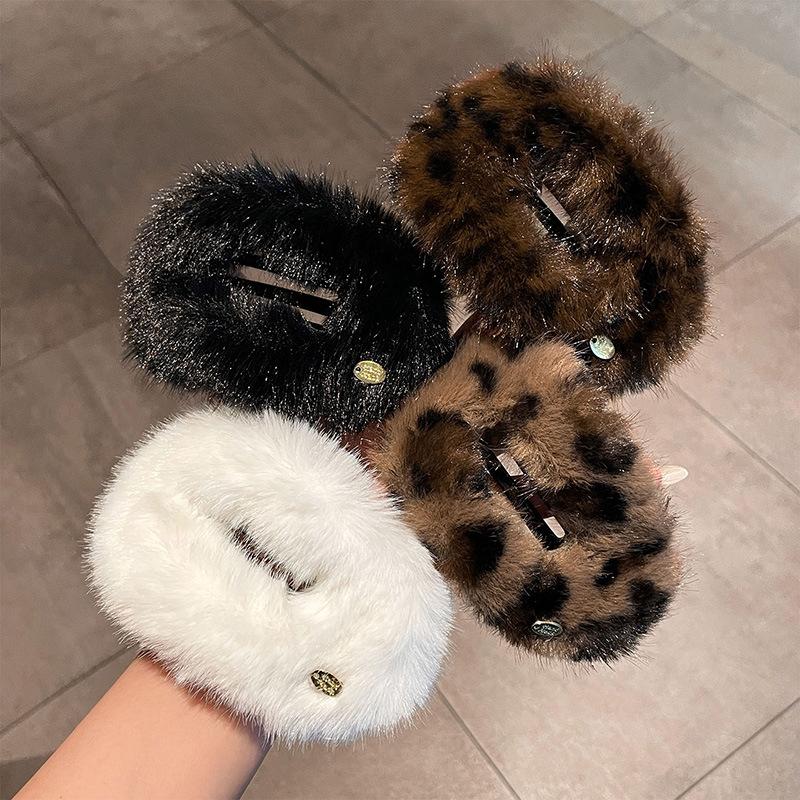Acrylic Plush Leopard Print Hairpin, Exquisite Grab Clip, Large Hair Volume, Casual Autumn and Winter Hair Accessories for Women