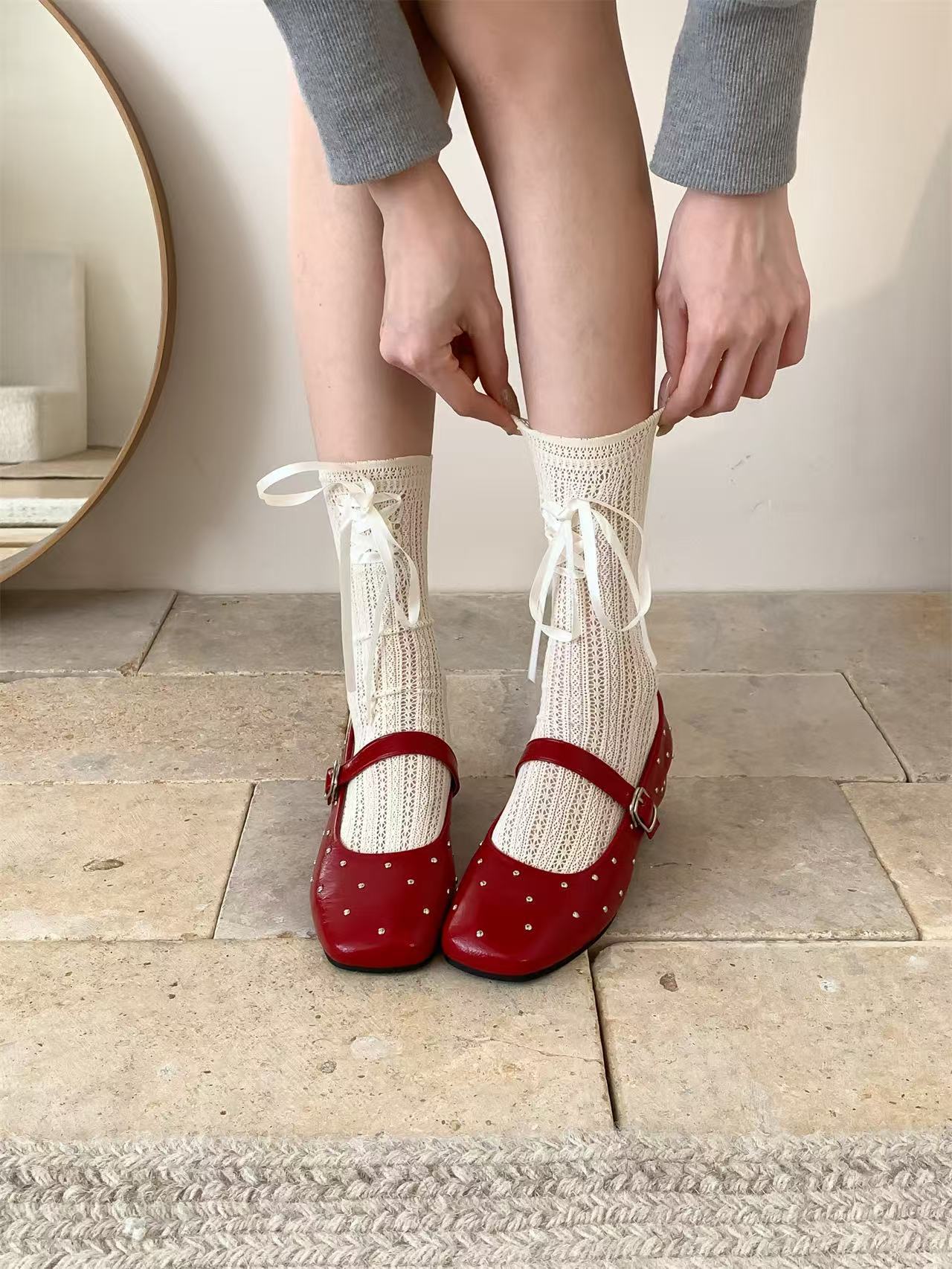 

Внутренняя увеличенная версия ~ ретро цыганские звезды заклепки балетки одинарные женские весенне-осенние туфли Мэри Джейн с пряжкой из одного слова и неглубоким горлом 35 красный