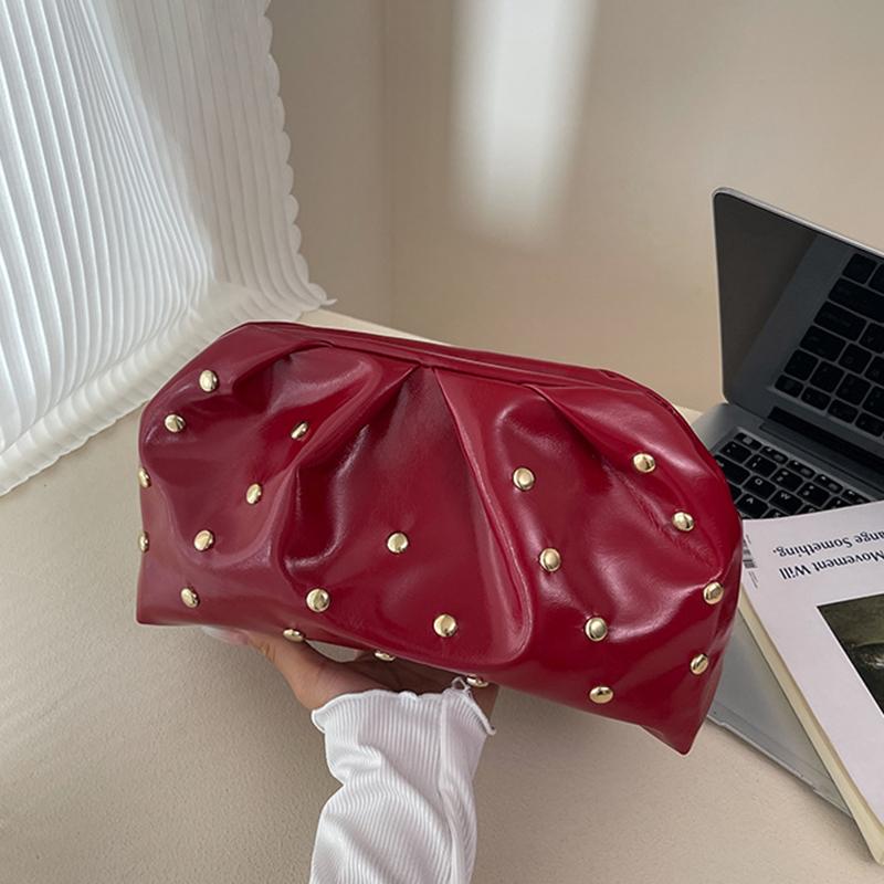 Yogodlns Jednoduchá Univerzální Klipová Večerní Kabelka pro Ženy Jednobarevná S Nýty Skládaný Design Dámská Spojka Ženská Měkká PU Kůže Peněženka