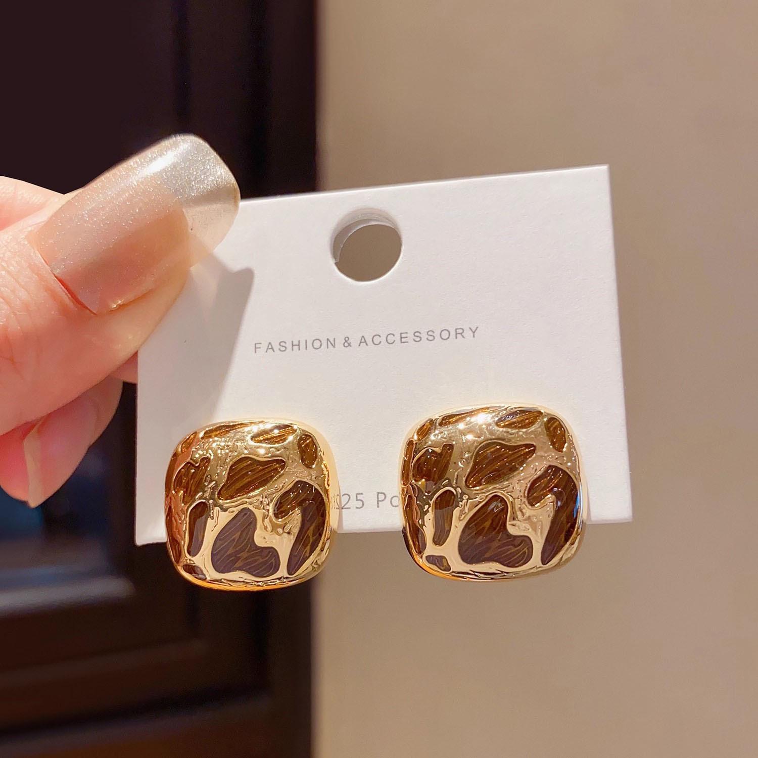 

Retro Geometric Leopard Print Gold Square Stud Earrings for Women - Unique and Versatile Design