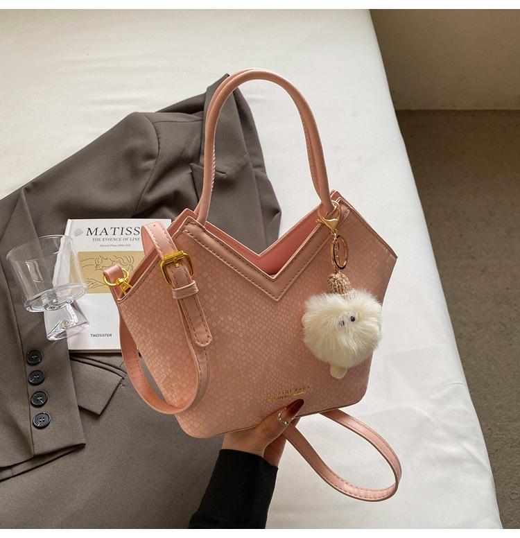 Niche design bag women's new high-end retro shoulder messenger bag portable commuter bucket bag