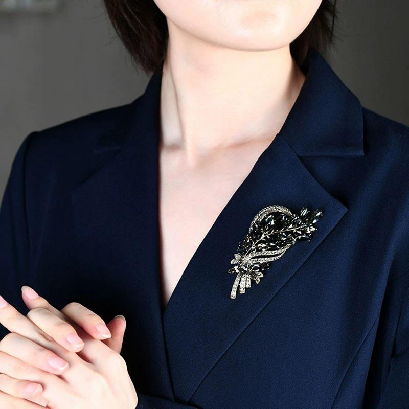 Brooch Ladies High-End Crystal Accessories Retro Atmosphere Suit Corsage Coat Brooch Birthday Gift