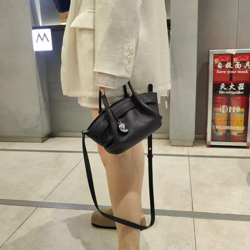 2026 New Leather Vegetable Basket Handbag Women's Niche Design Cloud Dumpling Bag Pendant Shoulder Bag Messenger Bag