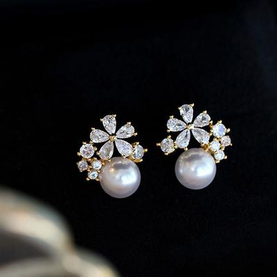 2025 New Exquisite Pearl Like White Flower Stud Earrings for Women Shiny Geometric Zircon Petal Earrings Fashion Party Zircon