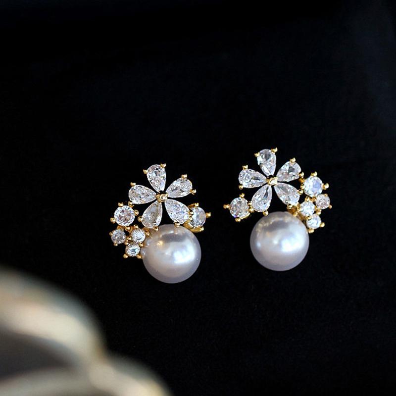2025 Neue Exquisite Perlenähnliche Weiße Blume Ohrstecker für Frauen Glänzende Geometrische Zirkon Blütenblatt Ohrringe Mode Party Zirkon