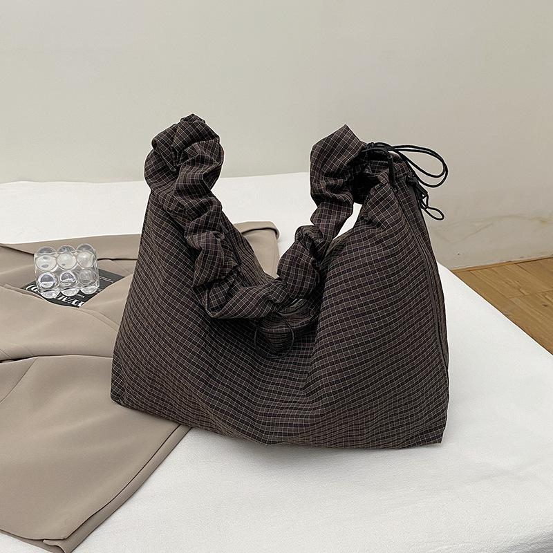 

2025 autumn and winter new loose lazy style shoulder bag Korean version niche pleated large capacity plaid commuter shoulder bag