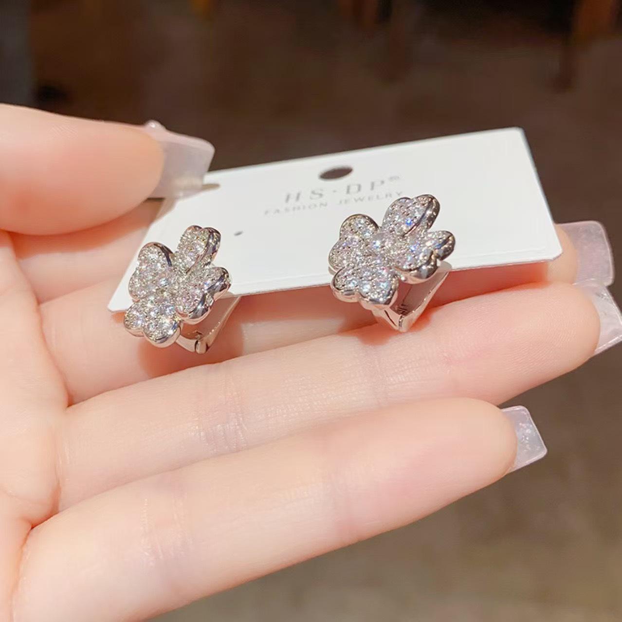 

2025 Retro Four-Leaf Clover Sparkling Ear Cuff Earrings - Trendy High-End Fashion Jewelry for Women