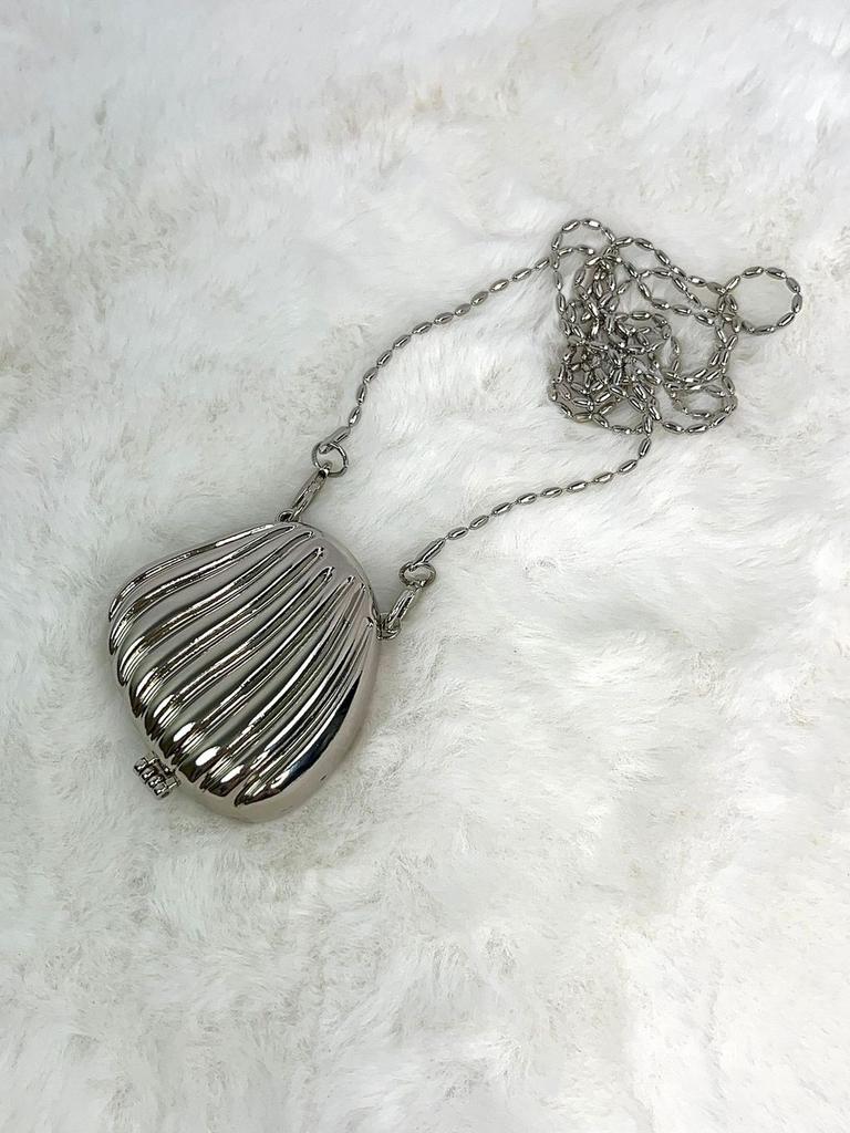 Borsa a tracolla con catena e guscio in metallo con chiusura magnetica per uso quotidiano