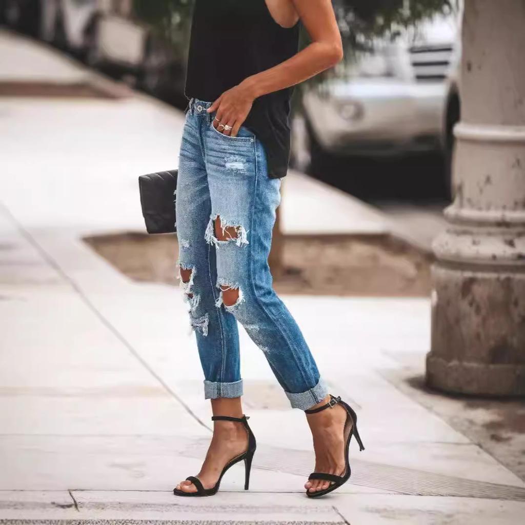 Eine Frau in modischen und retro Skinny Jeans