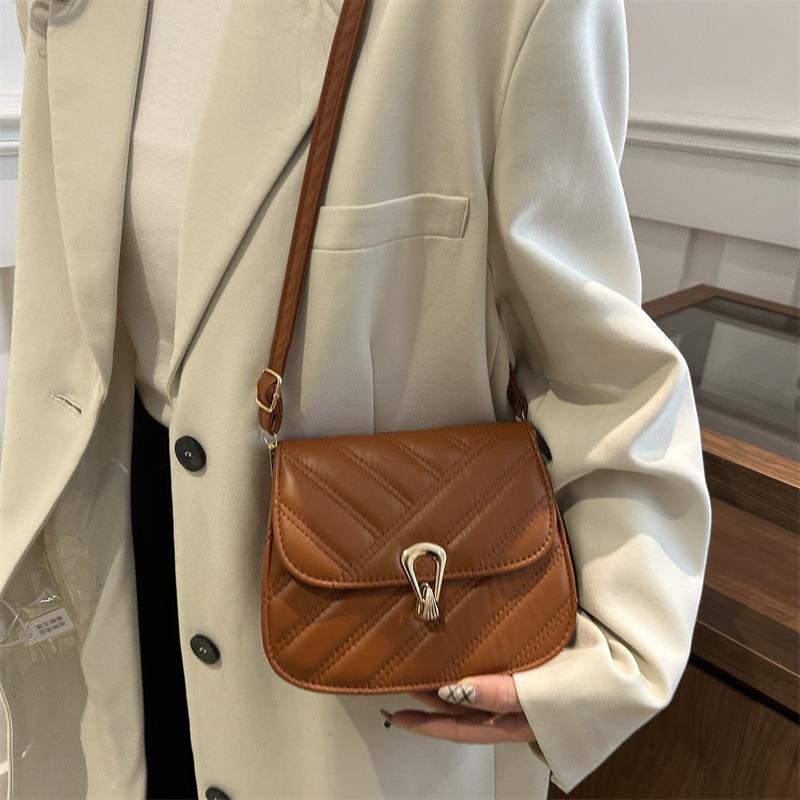 2025 Winter New Xiaoxiangfeng Light Luxury Diamond Square Bag Personalized High Value Niche Design Shoulder Messenger Bag