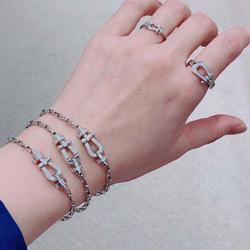 

Hong Kong Classy Vachette Clasp Diamond Bracelet Female 18K Rose Gold Navigation Buckle Chain Carrying Strap Men and Women for Friends 21CM Medium [Half Diamond] Platinum