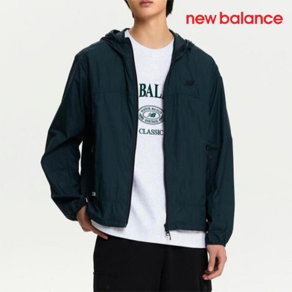 

New Balance Essential Small Logo Lightweight Wind Jacket H23 Nbnae21013 Bs FREE/M