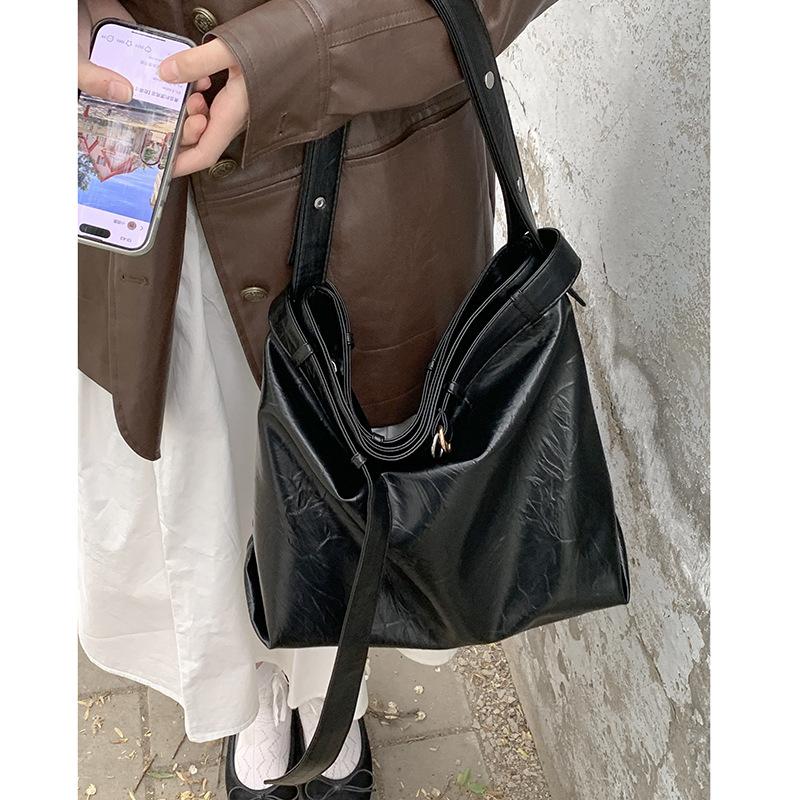 

Large capacity women s commuter bag 2025 new fashion silver tote bag high sense niche versatile shoulder bag