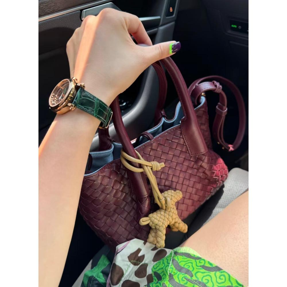 2025 Bolsa de ombro feminina tecida em couro bovino de luxo leve transfronteiriça, bolsa de compras para mães, bolsa carteiro premium para o dia a dia feminina