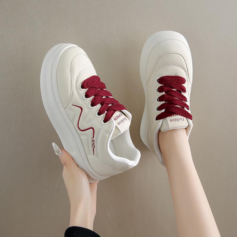 Korean version thick baseplate shoes women's spring 2025 new lightweight versatile casual sports bread shoes heightening white shoes