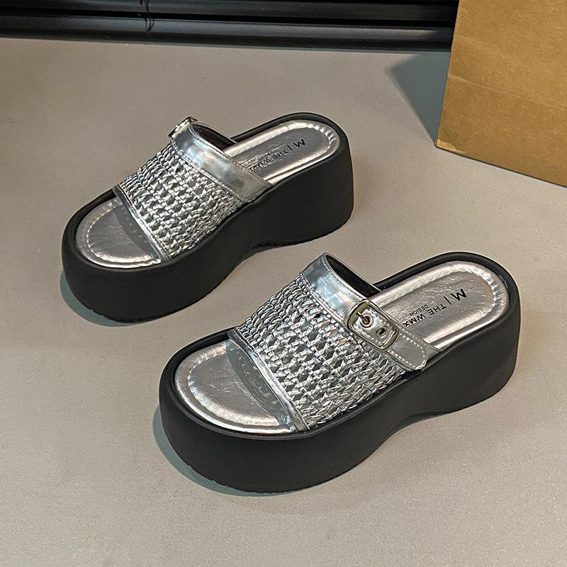 

Модные крутые тапочки женские носят летом, на толстой подошве-маффин, шлепанцы на одно слово, трендовые и повседневные полые пляжные туфли женские 39 серебряный