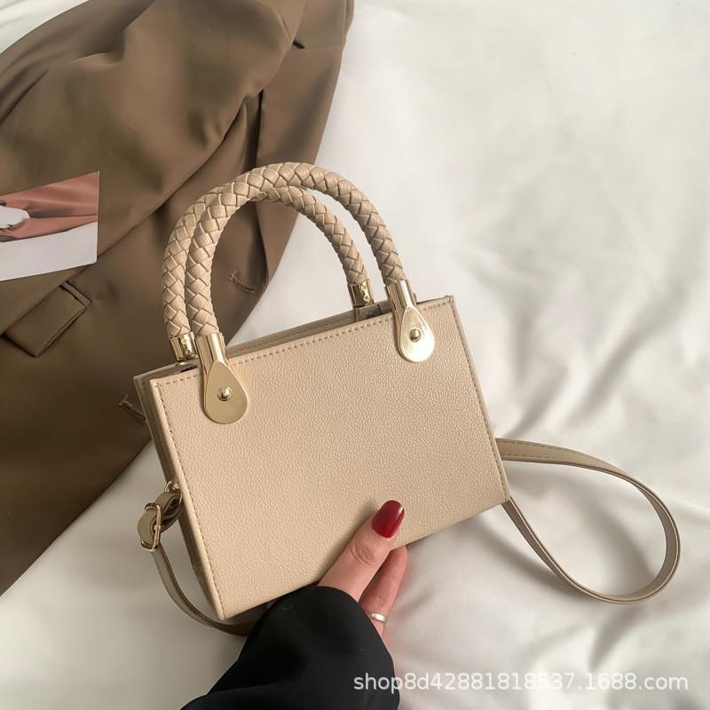 

Stylish 2023 Retro Pu Shoulder Bag For Women Casual Chic Medium Handbag In Black Beige хакі