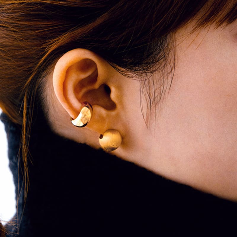 COLLECT SYNERGY c. engraved ball gold earrings