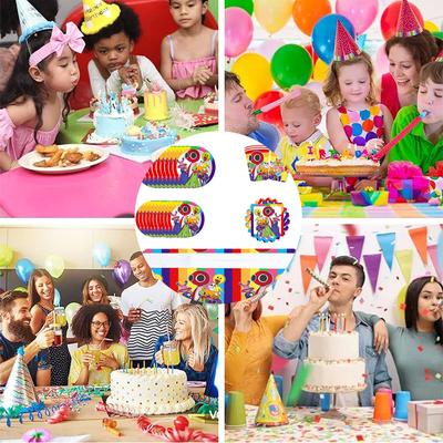 El juego de vajilla para fiesta Rainbow Friends incluye tazas, platos, servilletas y mantel.