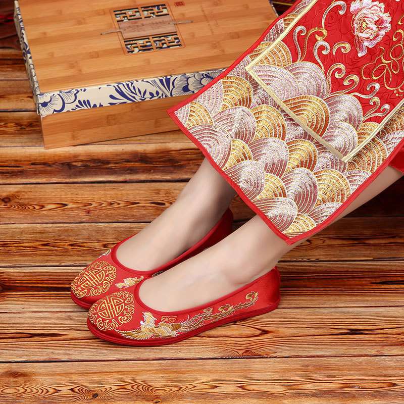 Chinese wedding shoes on the coupe shoes red dragon and phoenix bride Xiuhe shoes flat women's wedding shoes Xiuhe clothes embroidered shoes