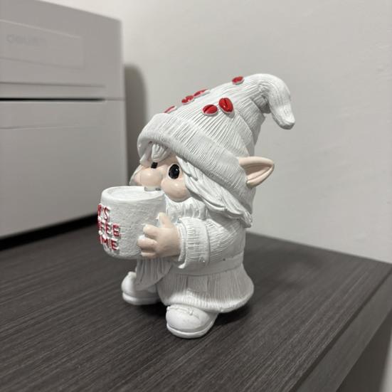 JE ČAS NA KÁVU Figurka trpaslíka pijícího kávu Elf Z pryskyřice Soška Domov Kancelář Stolní dekorace Ornament