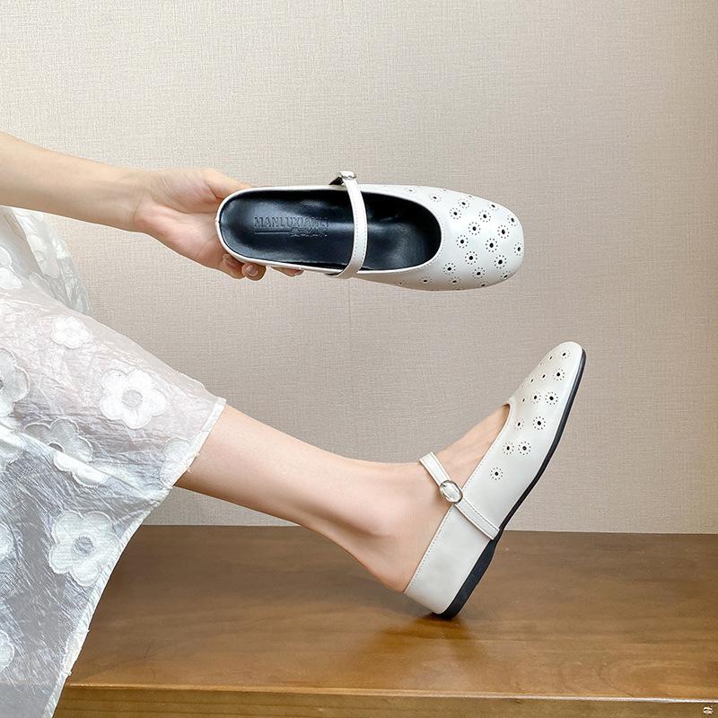 

Женщины носят полутапочки Баотоу летом, серебряный маленький человечек приподнят внутри, а одинарные туфли имеют выемку с юбкой и 39