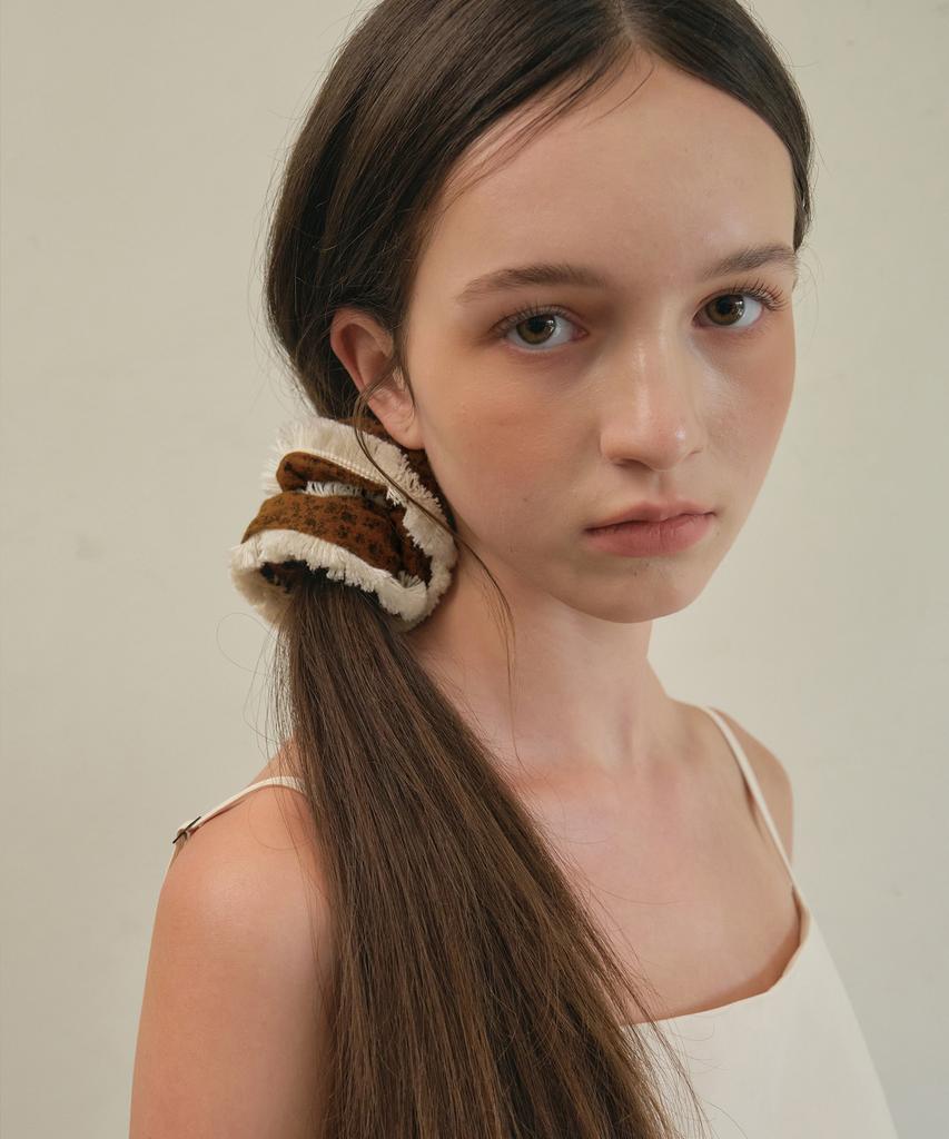 Ournostalgia Flower Tassel Scrunchie_Camel(O25-Acc05)