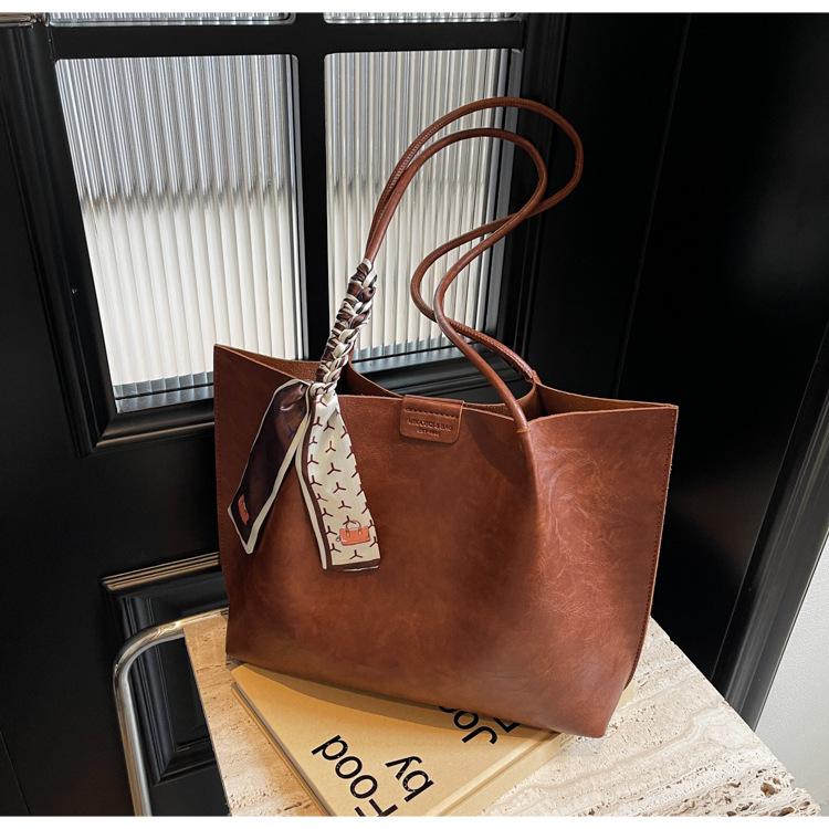 

Large-capacity bag women s 2024 new high-end niche class commuter bag shoulder bag tote bag коричневий