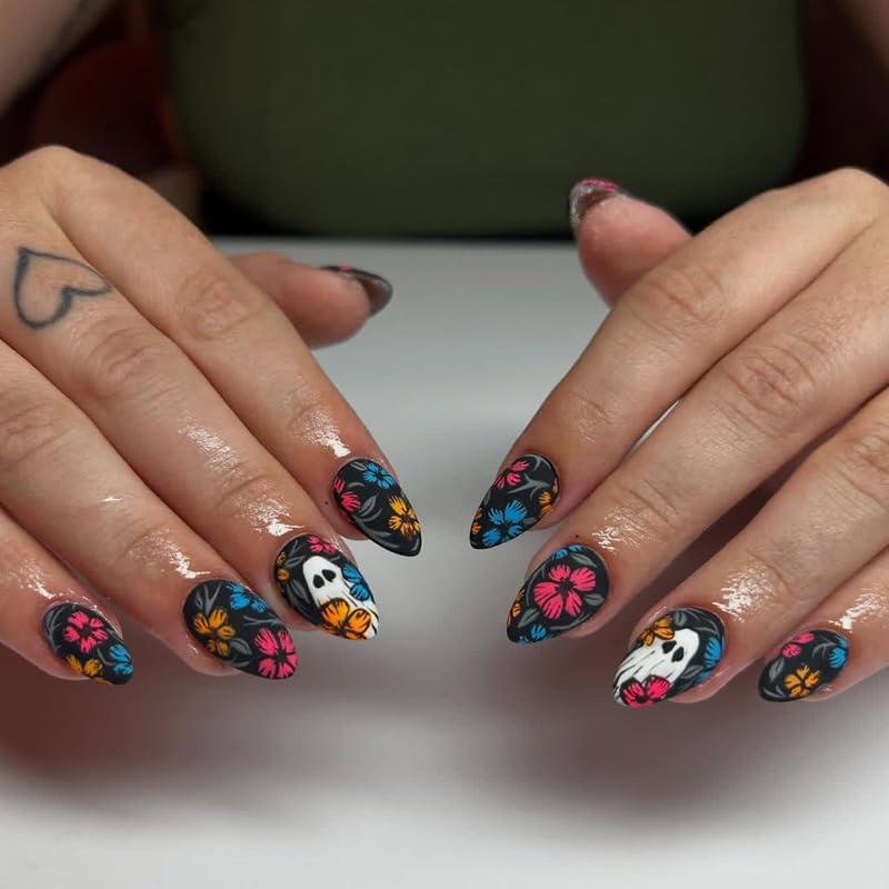 24Pcs Halloween Press on Nails Short Oval Fake Nails with Ghost Pumpkin Design Almond Cute Halloween Nails Press ons Gel Acrylic Glue on Nails