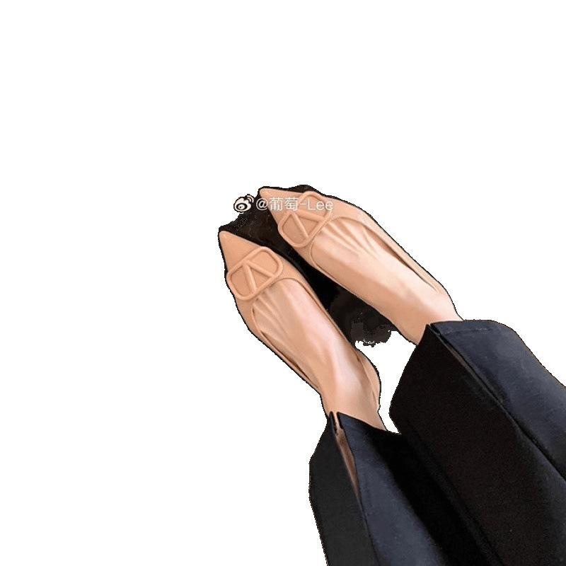Temperament klein spitz Promi-Stil Lackleder V-Schnalle Pendler flacher Absatz Einzelne Schuhe Frauen